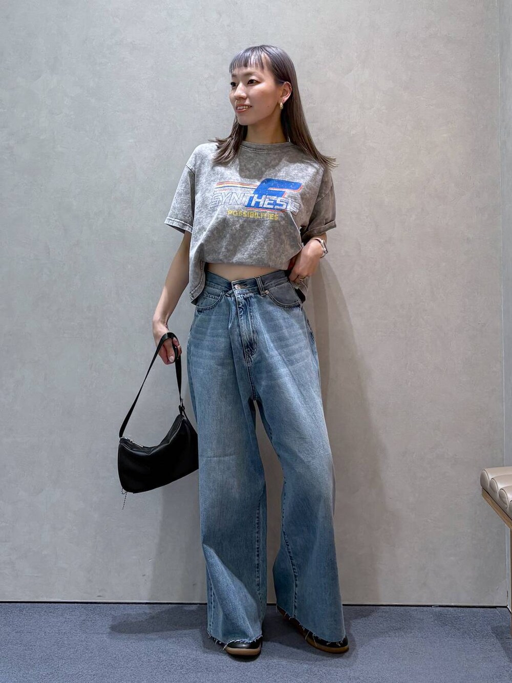 「きれいめ、ナチュラル、ローリーズスタイル_LOWRYS FARM、Tシャツ、デニムパンツ、カジュアル、ワイドパンツ、スニーカー、シンプルコーデ、夏コーデ、大人女子カジュアル_LOWRYS FARM、LOWRYS FARM」｜「LOWRYS FARMのチャームツキミニトートＢＡＧ 284096（トートバッグ、ブラック系）」を使った、ほりんさん（レディース・160cm）の春コーディネートの1枚目の写真