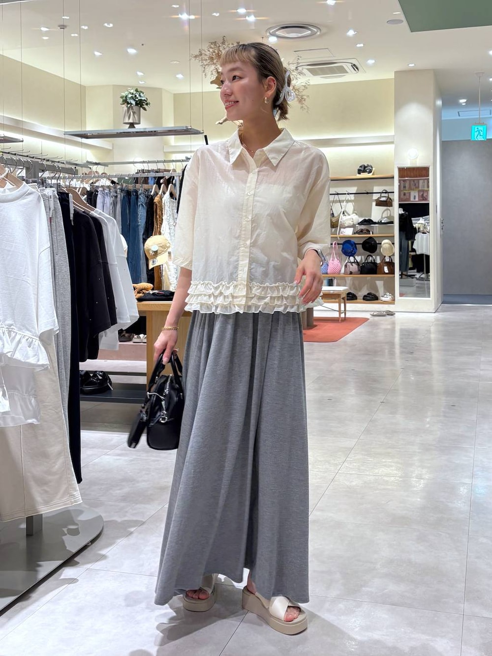 「ガーリー、きれいめ、ナチュラル、ローリーズスタイル_LOWRYS FARM、大人女子カジュアル_LOWRYS FARM、LOWRYS FARM、シャツ、スカート、モノトーン、夏コーデ、シンプルコーデ、カジュアルコーデ、ゆったり、楽ちんコーデ、シアートップス」｜「LOWRYS FARMのカンドウフィットクロスサンダル　 283658（サンダル、ホワイト系）」を使った、ほりんさん（レディース・160cm）の夏コーディネートの1枚目の写真