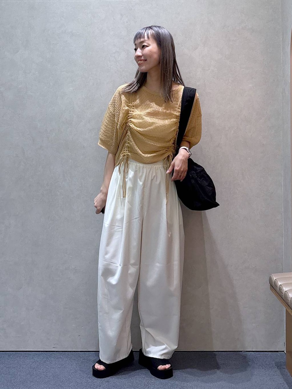 「夏コーデ、ニット、ワイドパンツ、カジュアル、サンダル、ガーリー、きれいめ、ナチュラル、ローリーズスタイル_LOWRYS FARM、大人女子カジュアル_LOWRYS FARM、LOWRYS FARM」｜「LOWRYS FARMのカンドウフィットニットサンダル 283661（サンダル、ブラック系）」を使った、ほりんさん（レディース・160cm）の春コーディネートの1枚目の写真