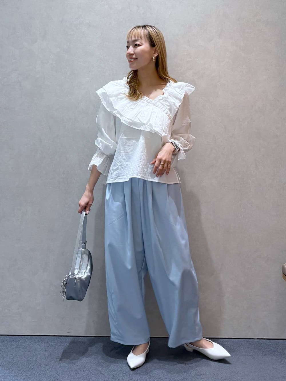 「ナチュラル、ローリーズスタイル_LOWRYS FARM、大人女子カジュアル_LOWRYS FARM、きれいめ、LOWRYS FARM、春コーデ、春色、春夏コーデ、ブラウス、ワイドパンツ、ゆったり、シンプルコーデ」｜「LOWRYS FARMのチャームツキミニトートＢＡＧ 284096（トートバッグ、シルバー系）」を使った、ほりんさん（レディース・160cm）の春コーディネートの1枚目の写真
