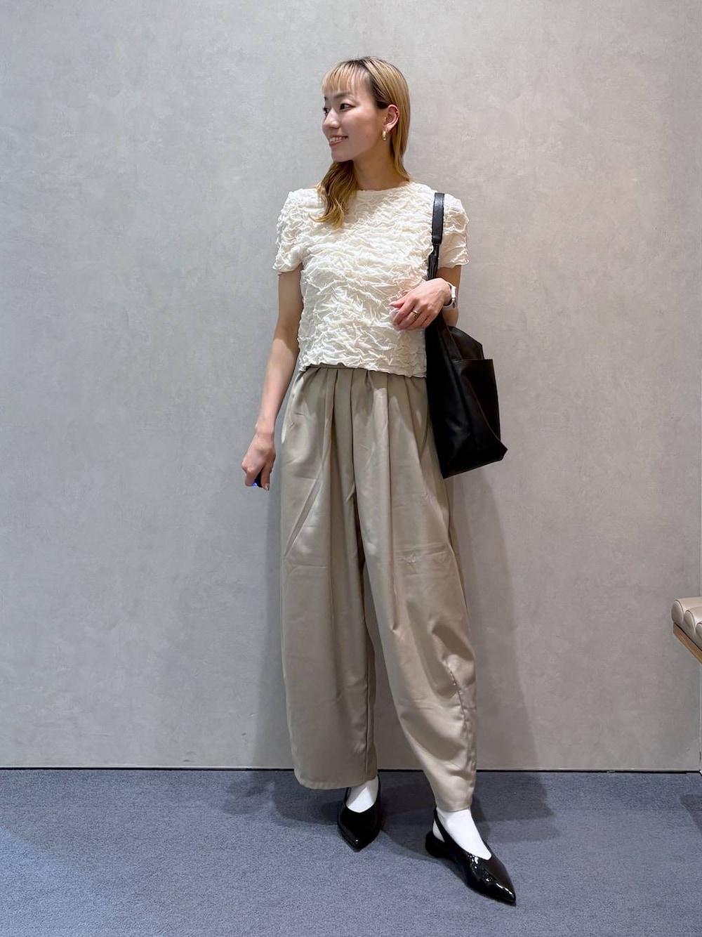 「ガーリー、きれいめ、ナチュラル、ローリーズスタイル_LOWRYS FARM、大人女子カジュアル_LOWRYS FARM、LOWRYS FARM、Tシャツ、ワイドパンツ、ワントーン、淡色コーデ、シンプルコーデ」｜「LOWRYS FARMのヤワラカルイ５ポケトートＢＡＧ　 284072（トートバッグ、ブラック系）」を使った、ほりんさん（レディース・160cm）の春コーディネートの1枚目の写真