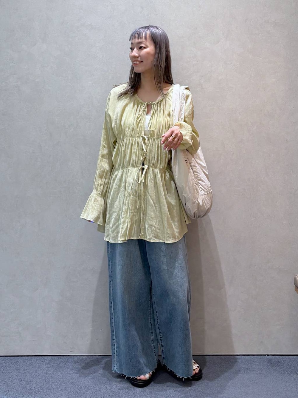 「ガーリー、きれいめ、ナチュラル、ローリーズスタイル_LOWRYS FARM、大人女子カジュアル_LOWRYS FARM、LOWRYS FARM、ブラウス、春コーデ、春色、デニムパンツ、ワイドパンツ、カジュアル」｜「LOWRYS FARMのヨウリュウシャーリングブラウスＬＳ 106514（シャツ/ブラウス、イエロー系）」を使った、ほりんさん（レディース・160cm）の春コーディネートの1枚目の写真