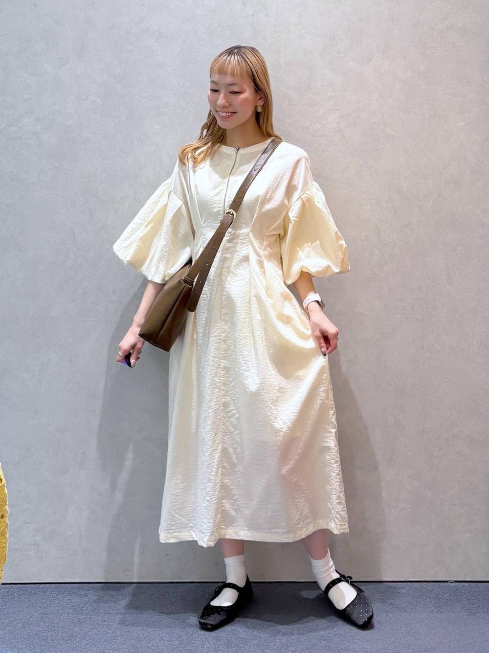 「ガーリー、きれいめ、ナチュラル、ローリーズスタイル_LOWRYS FARM、大人女子カジュアル_LOWRYS FARM、LOWRYS FARM、ワンピース、シンプルコーデ、春コーデ、夏コーデ」｜「LOWRYS FARMのコクーンZIPワンピース　 133571（ワンピース、ホワイト系）」を使った、ほりんさん（レディース・160cm）の春コーディネートの1枚目の写真