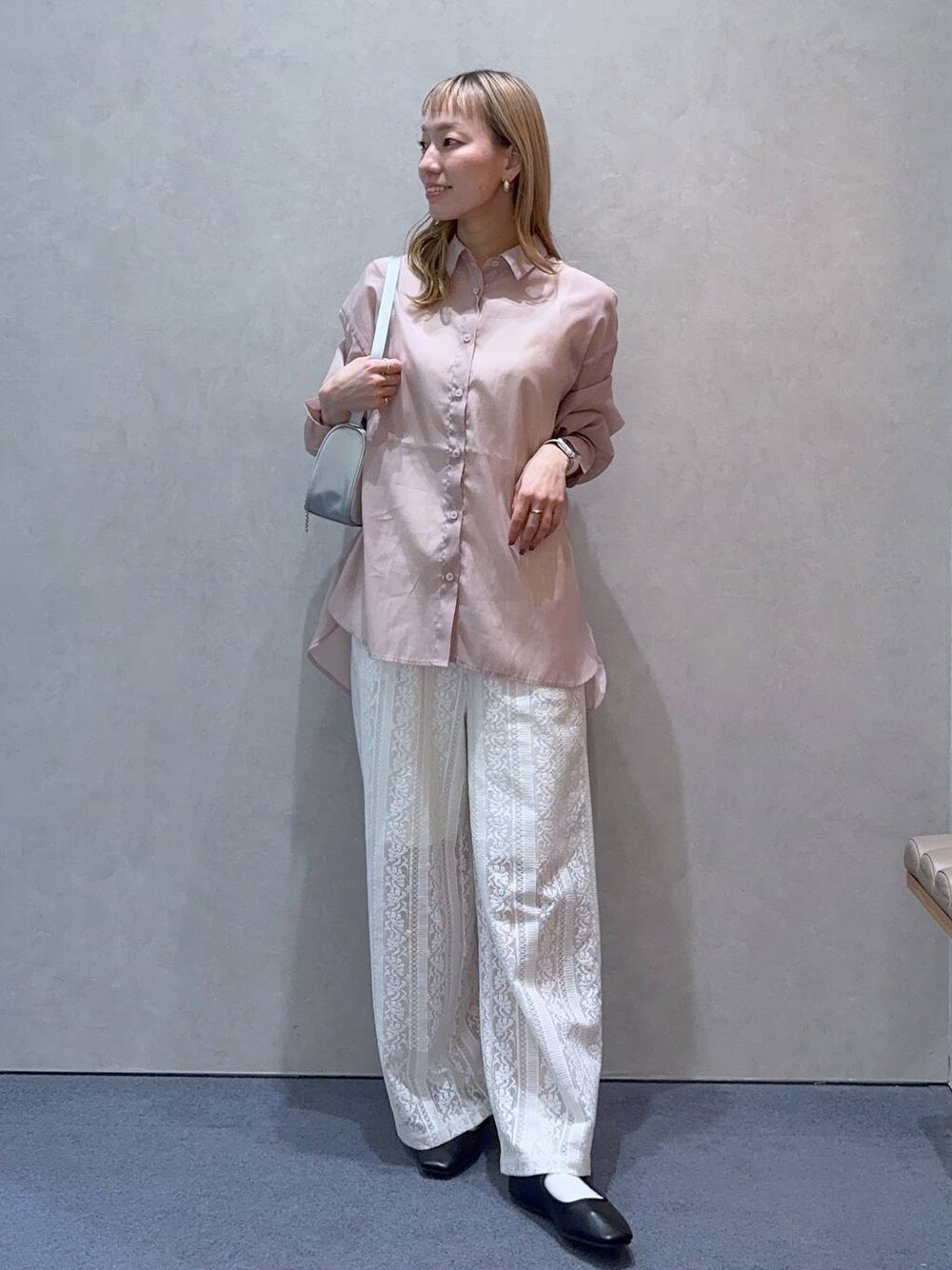 「ガーリー、きれいめ、ナチュラル、ローリーズスタイル_LOWRYS FARM、大人女子カジュアル_LOWRYS FARM、LOWRYS FARM、シアートップス、シャツ、春コーデ、春色、夏コーデ、ワイドパンツ」｜「LOWRYS FARMのシアーシャツＬＳ＊　 231459（シャツ/ブラウス、ピンク系）」を使った、ほりんさん（レディース・160cm）の春コーディネートの1枚目の写真