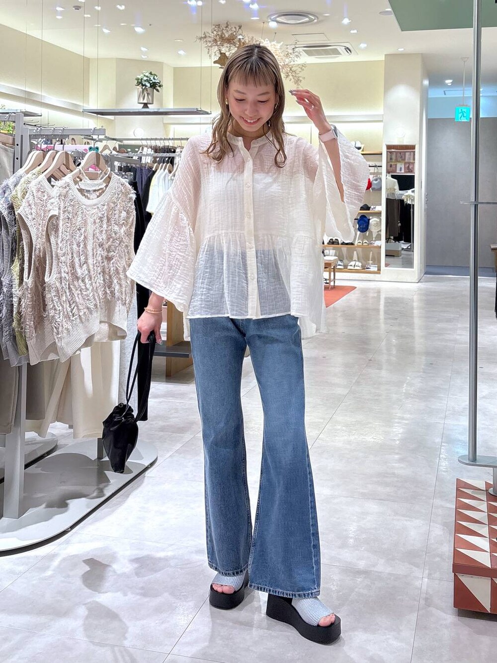 「ガーリー、きれいめ、ナチュラル、ローリーズスタイル_LOWRYS FARM、大人女子カジュアル_LOWRYS FARM、LOWRYS FARM、ブラウス、シャツ、シアートップス、デニムパンツ、フレアパンツ、カジュアル、シンプルコーデ、夏コーデ」｜「LOWRYS FARMのカンドウフィットニットサンダル 283661（サンダル、シルバー系）」を使った、ほりんさん（レディース・160cm）の夏コーディネートの1枚目の写真