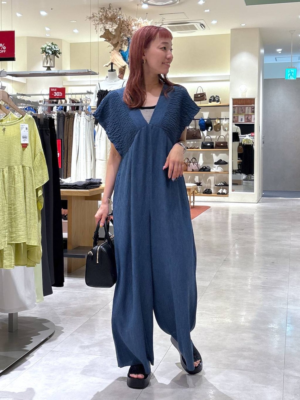 「きれいめ、ナチュラル、ローリーズスタイル_LOWRYS FARM、LOWRYS FARM、大人女子カジュアル_LOWRYS FARM、サロペット、夏コーデ、ゆったり、楽ちんコーデ、カジュアル、休日コーデ、体型カバー、シンプルコーデ」｜「LOWRYS FARMのＵＳＡベーシックタンク　267044（タンクトップ、ブラック系）」を使った、ほりんさん（レディース・160cm）の夏コーディネートの1枚目の写真