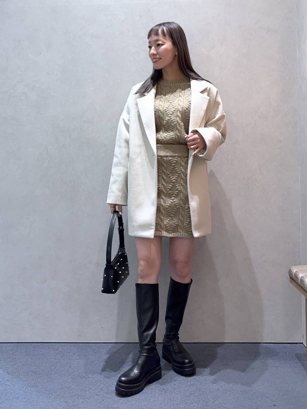 「LOWRYS FARM、ガーリー、きれいめ、ナチュラル、ローリーズスタイル_LOWRYS FARM、大人女子カジュアル_LOWRYS FARM、セットアップ、ニット、ミニスカート、ミニバッグ、アウター、冬アウター、冬コーデ、ブーツ、厚底シューズ」｜「LOWRYS FARMのダブルフェイスユルジャケット 116453（チェスターコート、ホワイト系）」を使った、ほりんさん（レディース・160cm）の冬コーディネートの1枚目の写真