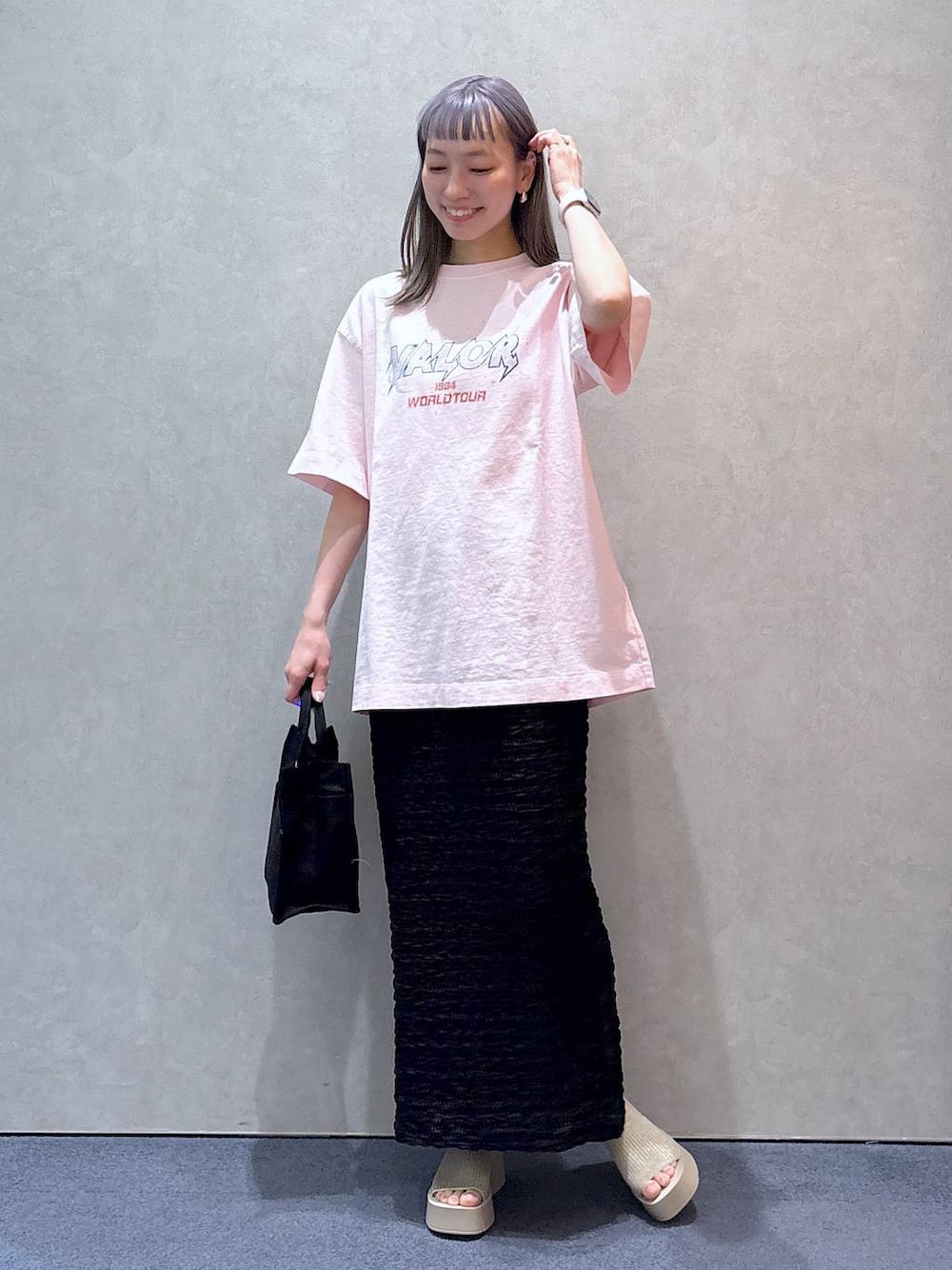「きれいめ、ナチュラル、ローリーズスタイル_LOWRYS FARM、大人女子カジュアル_LOWRYS FARM、LOWRYS FARM、Tシャツ、カジュアル、スカート、サンダル、厚底シューズ、シンプルコーデ」｜「LOWRYS FARMのカンドウフィットニットサンダル 283661（サンダル、ホワイト系）」を使った、ほりんさん（レディース・160cm）の春コーディネートの1枚目の写真