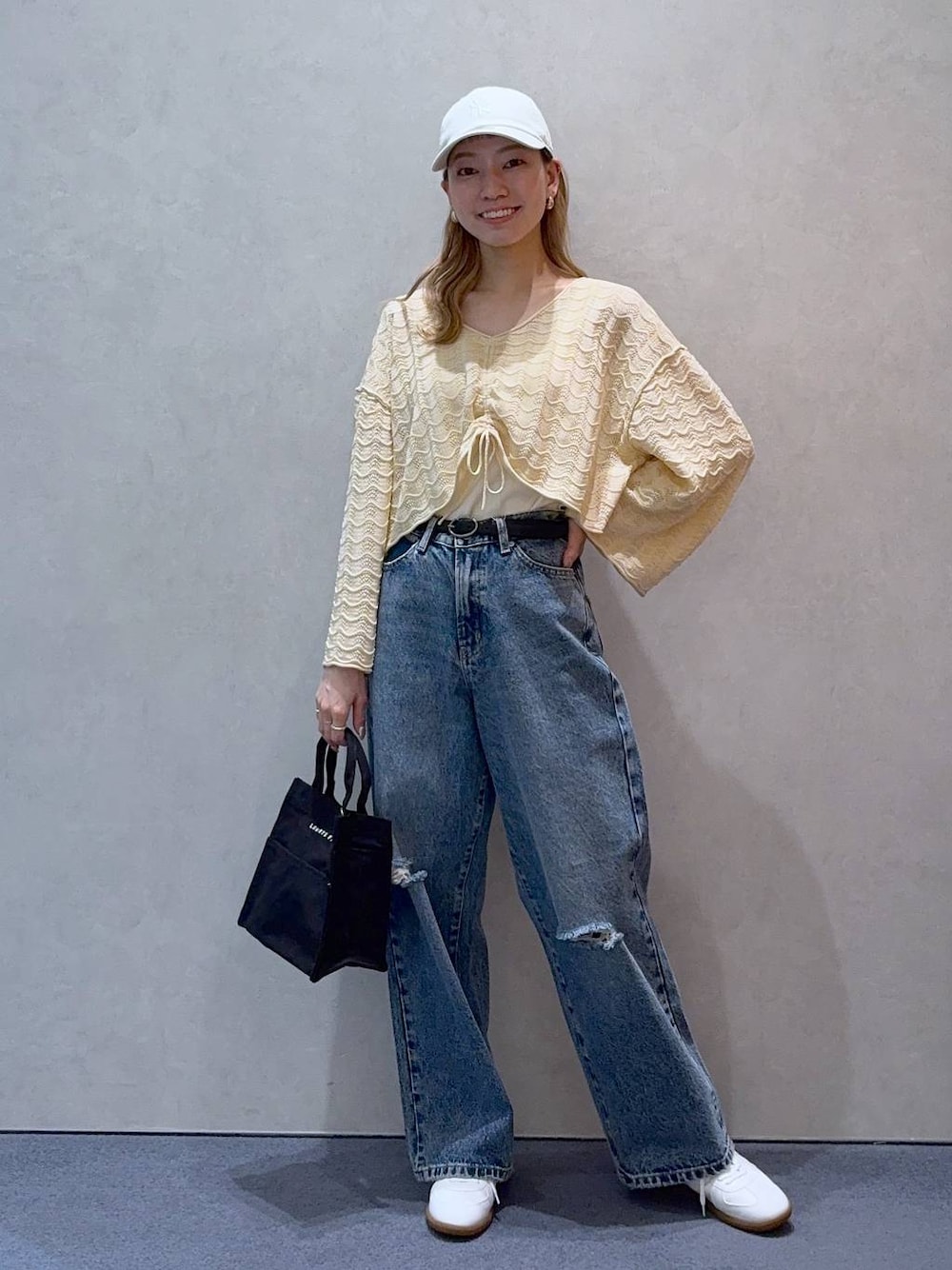 「きれいめ、ナチュラル、ローリーズスタイル_LOWRYS FARM、大人女子カジュアル_LOWRYS FARM、LOWRYS FARM、春コーデ、デニムパンツ、スニーカー、キャップ、カジュアル」｜「LOWRYS FARMのワイドストレートデニムパンツ 252605（デニムパンツ、ブルー系）」を使った、ほりんさん（レディース・160cm）の春コーディネートの1枚目の写真
