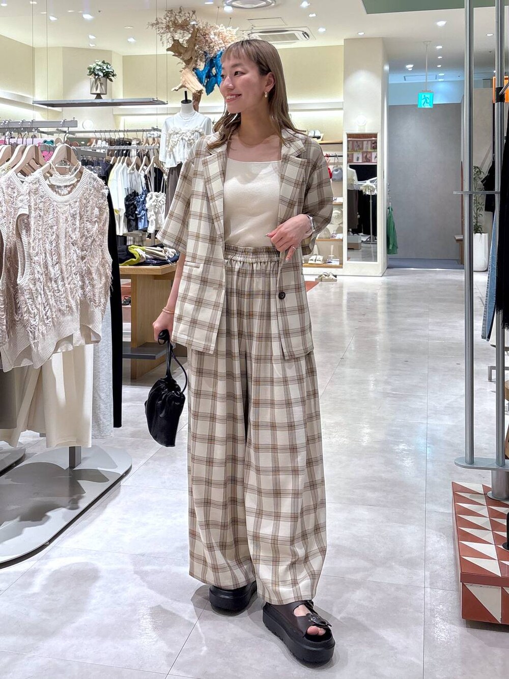 「きれいめ、ナチュラル、ローリーズスタイル_LOWRYS FARM、大人女子カジュアル_LOWRYS FARM、LOWRYS FARM、セットアップ、ジャケット、ワイドパンツ、カジュアル、淡色コーデ、ゆったり、楽ちんコーデ、休日コーデ」｜「LOWRYS FARMのホップサックジャケットＳＳ253196（テーラードジャケット、その他）」を使った、ほりんさん（レディース・160cm）の夏コーディネートの1枚目の写真
