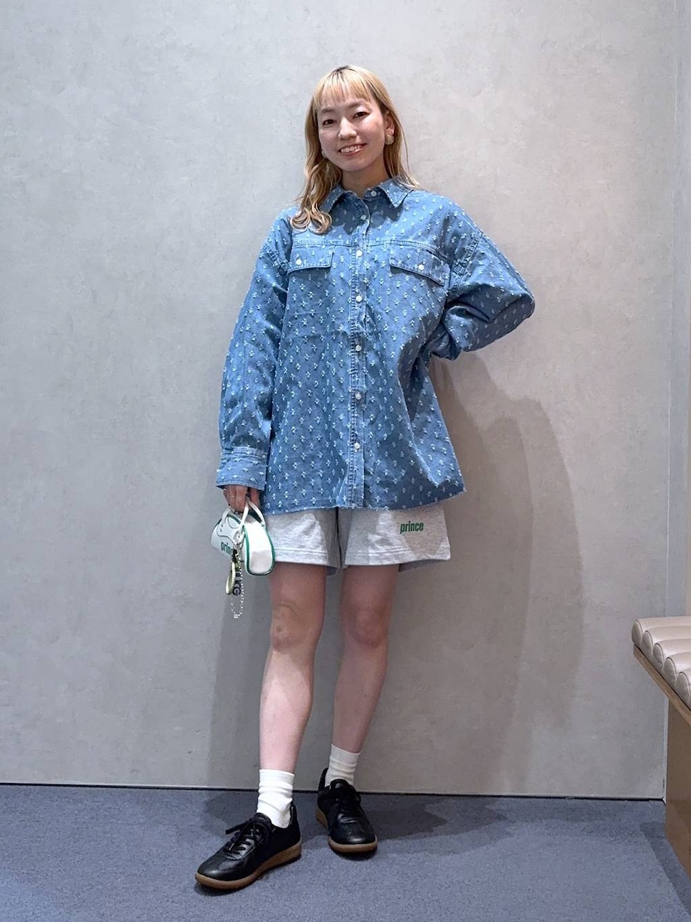 「ローリーズスタイル_LOWRYS FARM、大人女子カジュアル_LOWRYS FARM、LOWRYS FARM、シャツ、ショートパンツ、スニーカー、カジュアル、ゆったり、スポーツミックス、スウェットパンツ、春コーデ」｜「LOWRYS FARMのアソートデニムＢＩＧシャツ 289022（シャツ/ブラウス、ブルー系）」を使った、ほりんさん（レディース・160cm）の冬コーディネートの1枚目の写真
