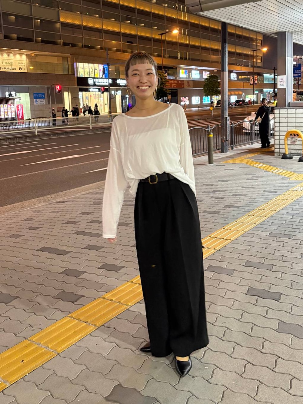 「きれいめ、ナチュラル、ローリーズスタイル_LOWRYS FARM、大人女子カジュアル_LOWRYS FARM、LOWRYS FARM、ワイドパンツ、Tシャツ、カジュアル、ゆったり、シンプルコーデ、モノトーン、楽ちんコーデ、ラフ」｜「LOWRYS FARMのダブルタックワイドパンツ　128594（スラックス、ブラック系）」を使った、ほりんさん（レディース・160cm）の春コーディネートの1枚目の写真