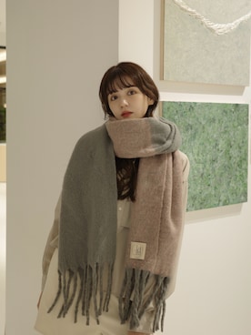 「アイテム（マフラー）」を使った、村田倫子さん（レディース・163cm）の秋コーディネート