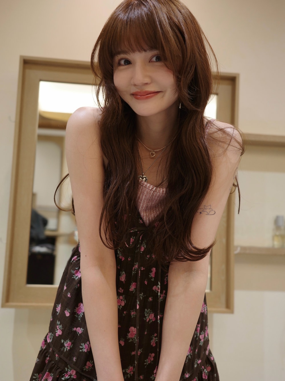 「最近のいい感じコーデ、韓国ファッション、大人可愛い、夏コーデ、夏ファッション、キャミワンピ、花柄ワンピース、カジュアルガーリー、ピンク」｜「idemのlace cami onepiece/レースキャミワンピース（ワンピース、ブラウン系）」を使った、村田倫子さん（レディース・163cm）の春コーディネートの1枚目の写真