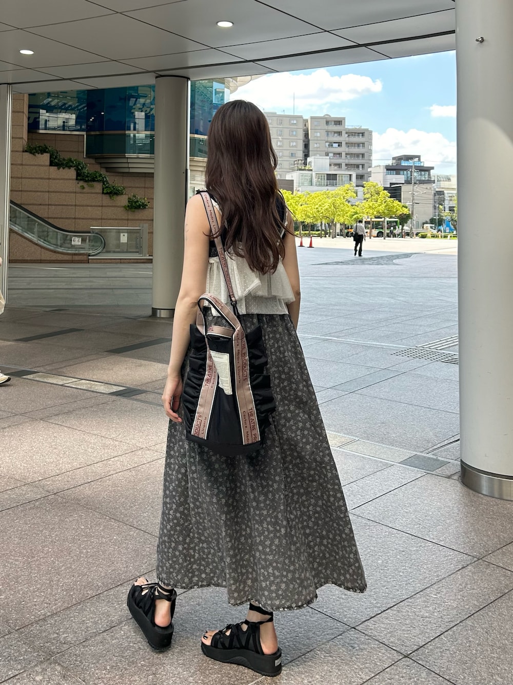 「レイヤードスタイル、フェススタイル、大人可愛い、大人ガーリー、プチプラ」｜「FREAK'S STOREのTHEATRE PRODUCTS × FREAK'S STORE/シアタープロダクツ 別注 2way ジャガードテープ フリルバッグ（トートバッグ、ブラック系）」を使った、村田倫子さん（レディース・163cm）の夏コーディネートの1枚目の写真