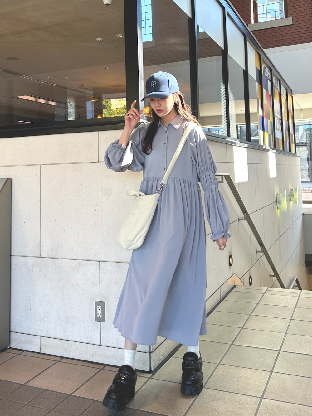 「スポーツミックス、ファッションを楽しもう、キャップ、お出かけコーデ、休日スタイル、シンプル、カジュアルコーデ」｜「idemのidem heart cap/ハートロゴキャップ（キャップ、ブルー系）」を使った、村田倫子さん（レディース・163cm）の秋コーディネートの1枚目の写真