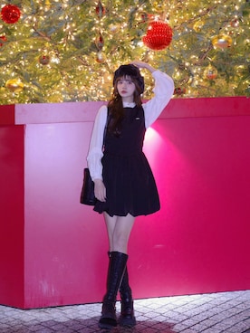 「アイテム（ジャンパースカート）」を使った、村田倫子さん（レディース・163cm）の冬コーディネート