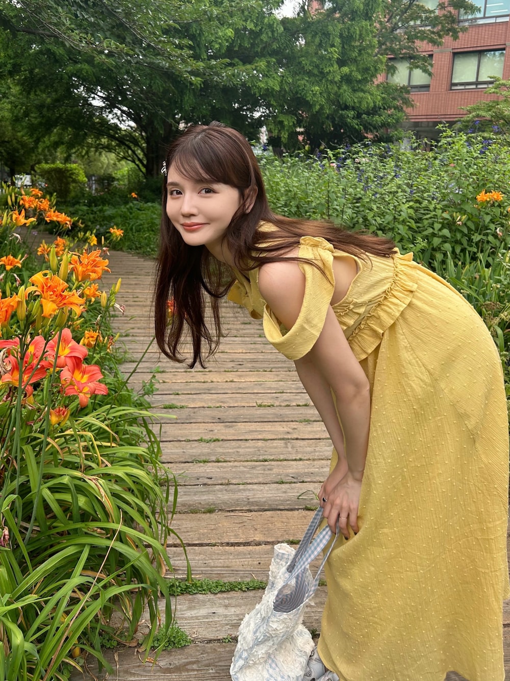 「フェススタイル、さらっと晴れやかスナップ、大人可愛い、サマースタイル、大人ガーリー、リゾートスタイル、30代コーデ」｜「idemのcutie heart dot onepiece/ドビードットワンピース（ワンピース、イエロー系）」を使った、村田倫子さん（レディース・163cm）の夏コーディネートの1枚目の写真