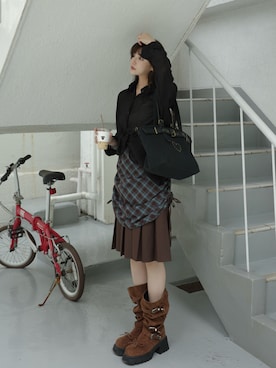 「アイテム（トートバッグ）」を使った、村田倫子さん（レディース・163cm）の秋コーディネート
