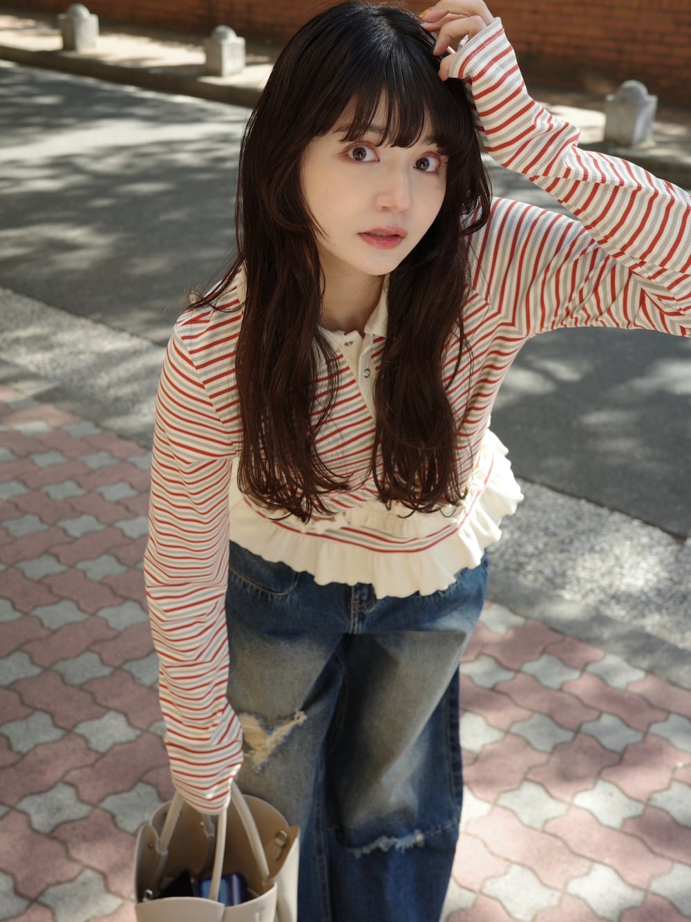 「ポロシャツ、韓国ファッション、ダメージデニムパンツ、春コーデ、オトナカジュアル、古着MIX、春カラー、ラクチンコーデ、休日スタイル」｜「idemのheart damage denim/ハートダメージデニムパンツ（デニムパンツ、ブルー系）」を使った、村田倫子さん（レディース・163cm）の春コーディネートの1枚目の写真