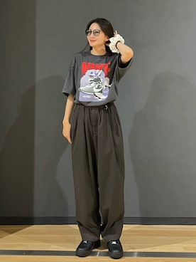 「NIKE（ナイキ）のナイキ スポーツウェア ウィメンズ グラフィック Tシャツ / Nike Sportswear Women's Graphic T-Shirt IR7588-060 Anthracite（Tシャツ/カットソー、ブラック系）」を使った、maiさん（レディース・153cm）の夏コーディネート