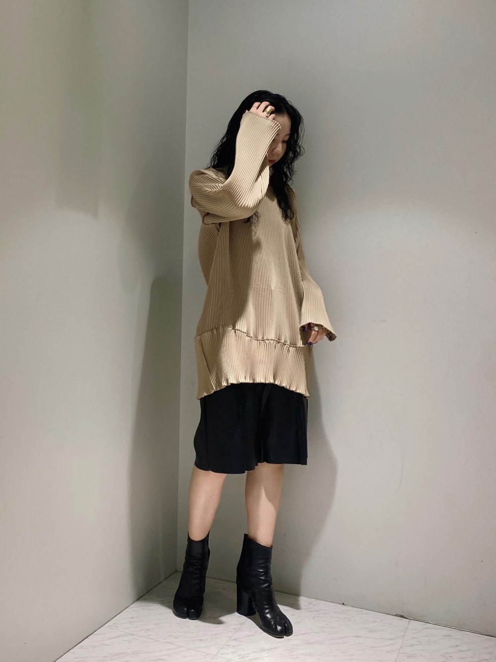 「ベージュ、ショートブーツ、モノトーン、オーバーサイズ、ハーフパンツ、きれいめカジュアル、カジュアルコーデ、秋コーデ、高身長女子、ハーフジップ、ボリューム袖、だから秋服が好き」｜「kotohayokozawaのアイテム（トップス、ベージュ系）」を使った、たなかまいさん（レディース・169cm）の秋コーディネートの1枚目の写真