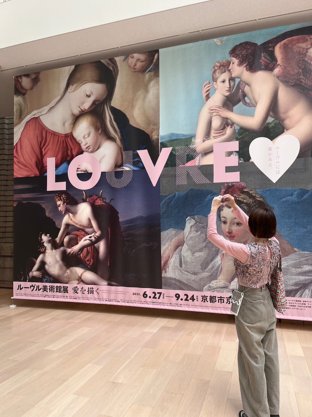 グレー系のデニムパンツ、ピンク系のトップス、ホワイト系のTシャツ/カットソーを着用したレディースの夏コーディネートの1枚目の写真