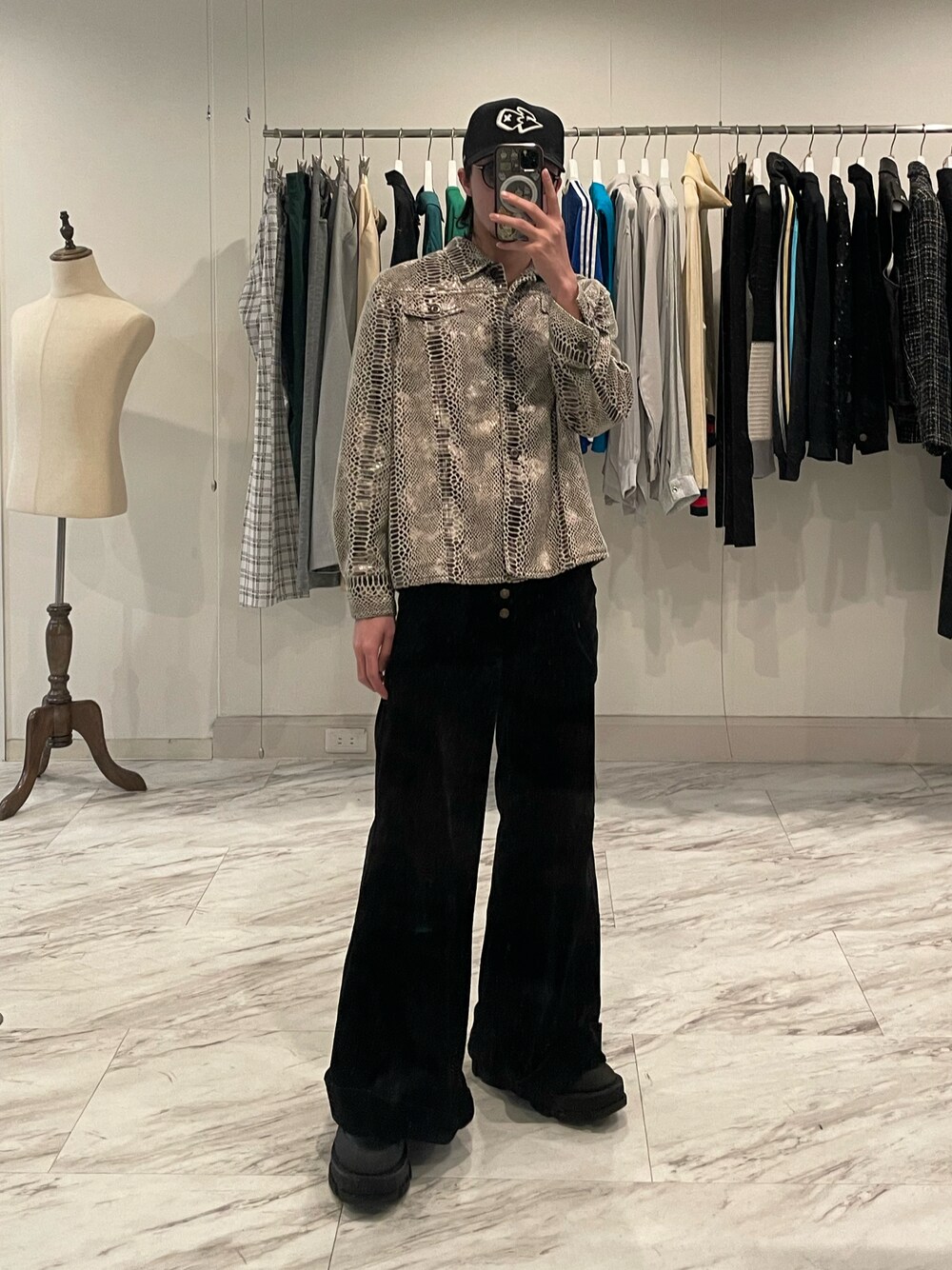 ブラック系のパンツを着用したメンズの春コーディネートの1枚目の写真