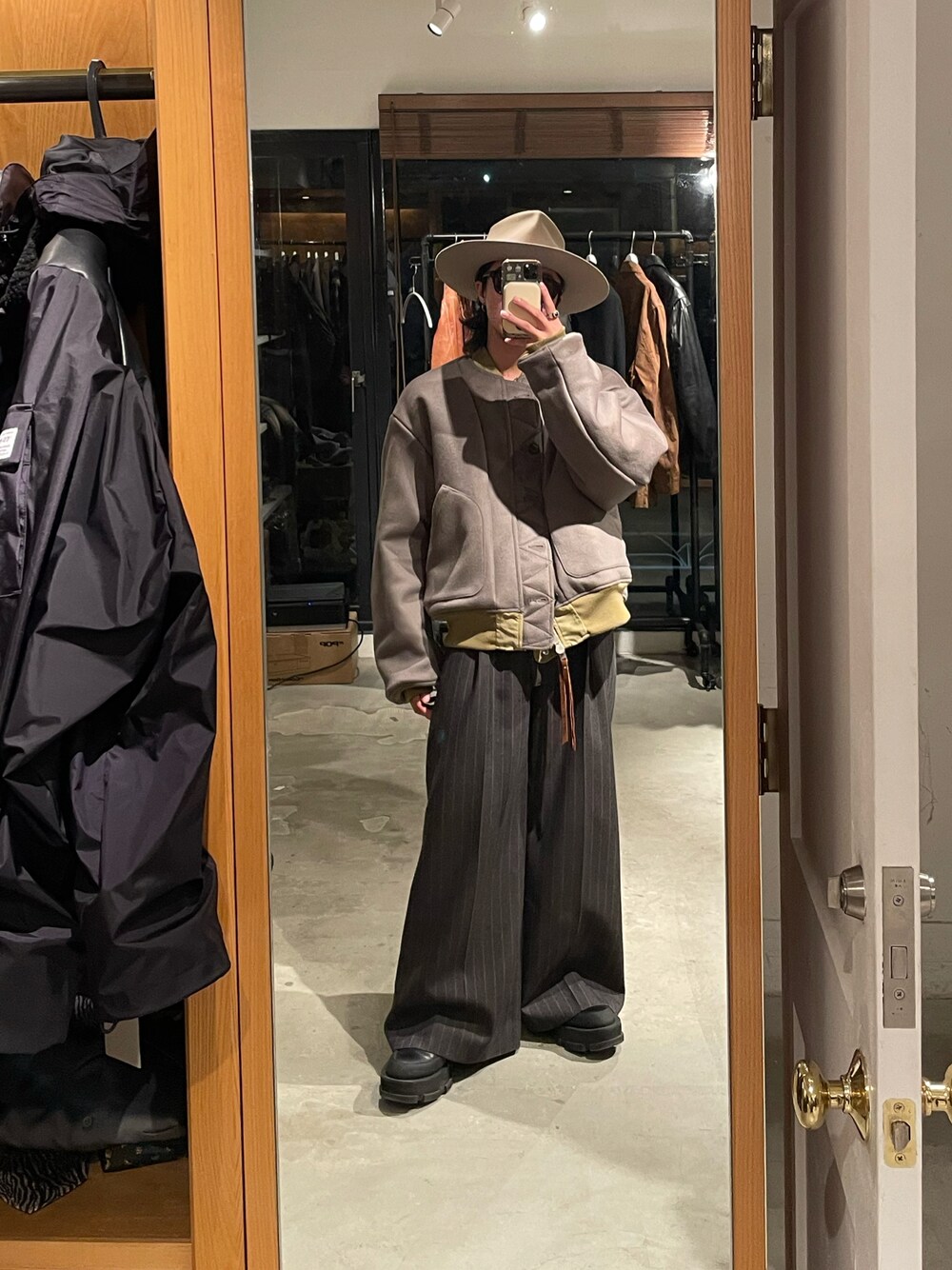 「SHIKITARIのアイテム（パンツ、グレー系）」を使った、qsssy さん（メンズ・160cm）の秋コーディネートの1枚目の写真