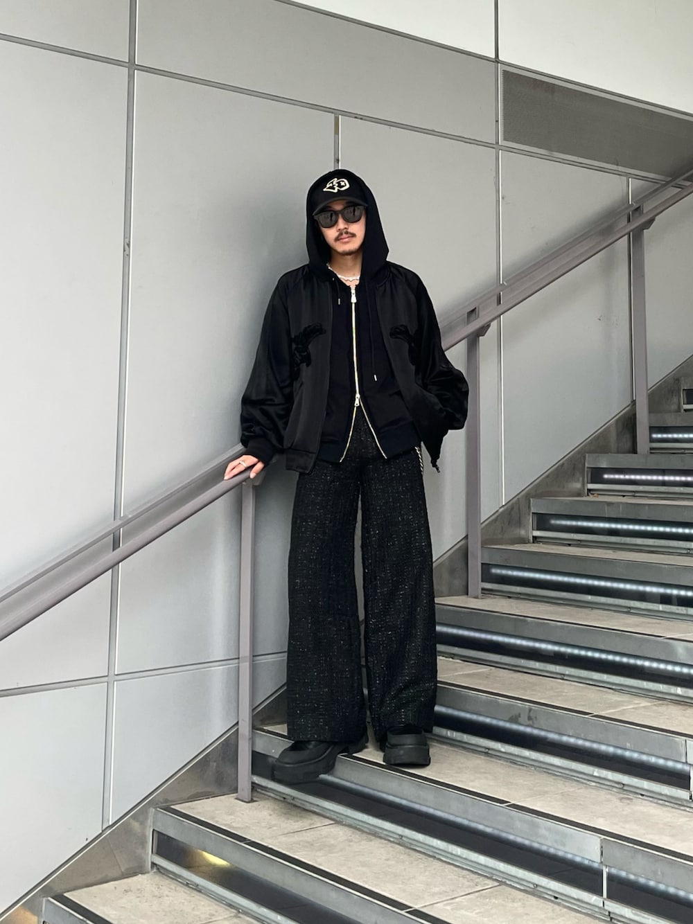 「SHIKITARIのアイテム（パンツ、ブラック系）」を使った、qsssy さん（メンズ・160cm）の秋コーディネートの1枚目の写真