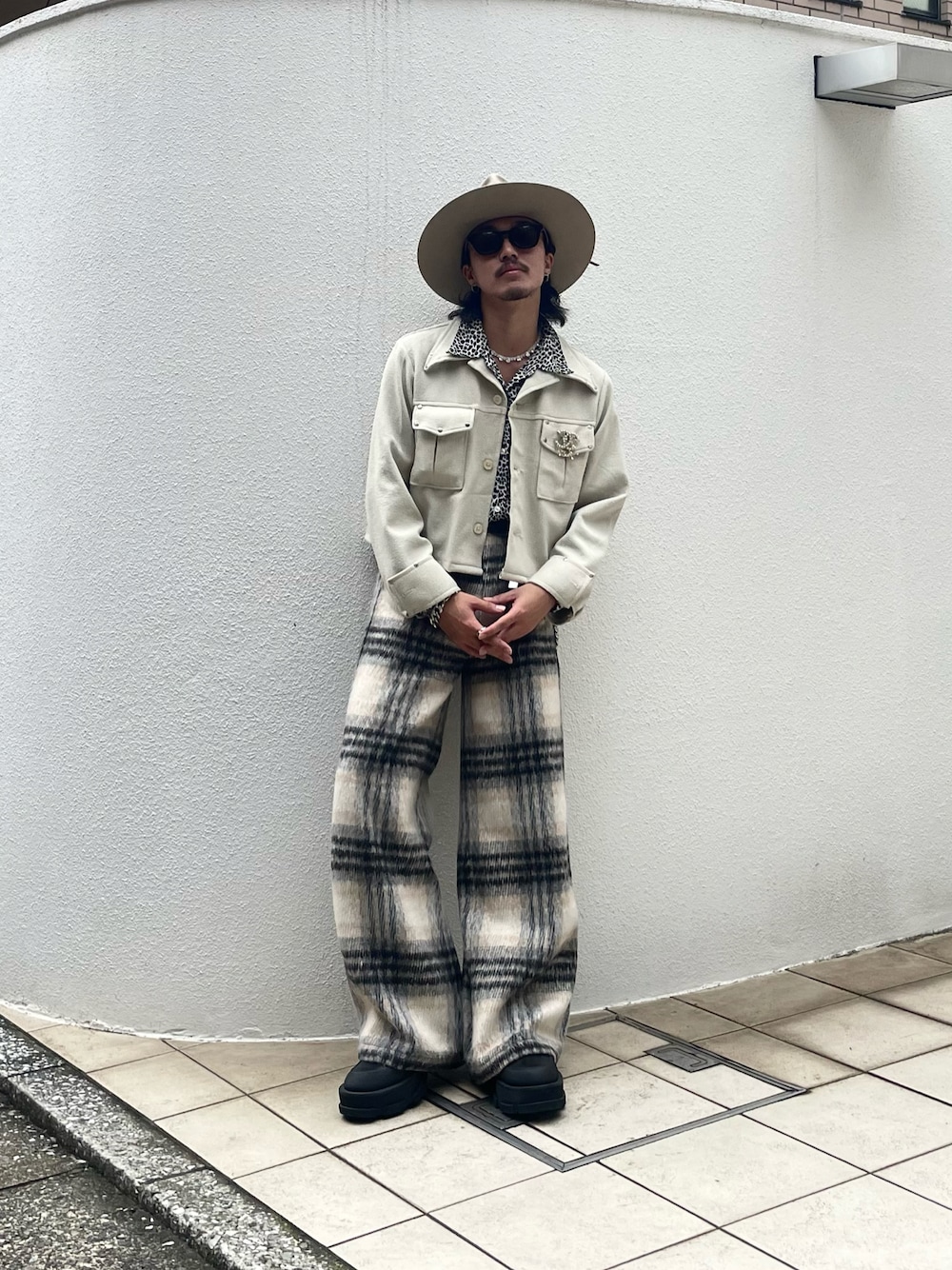 「SHIKITARIのアイテム（パンツ、ブラック系）」を使った、qsssy さん（メンズ・160cm）の秋コーディネートの1枚目の写真