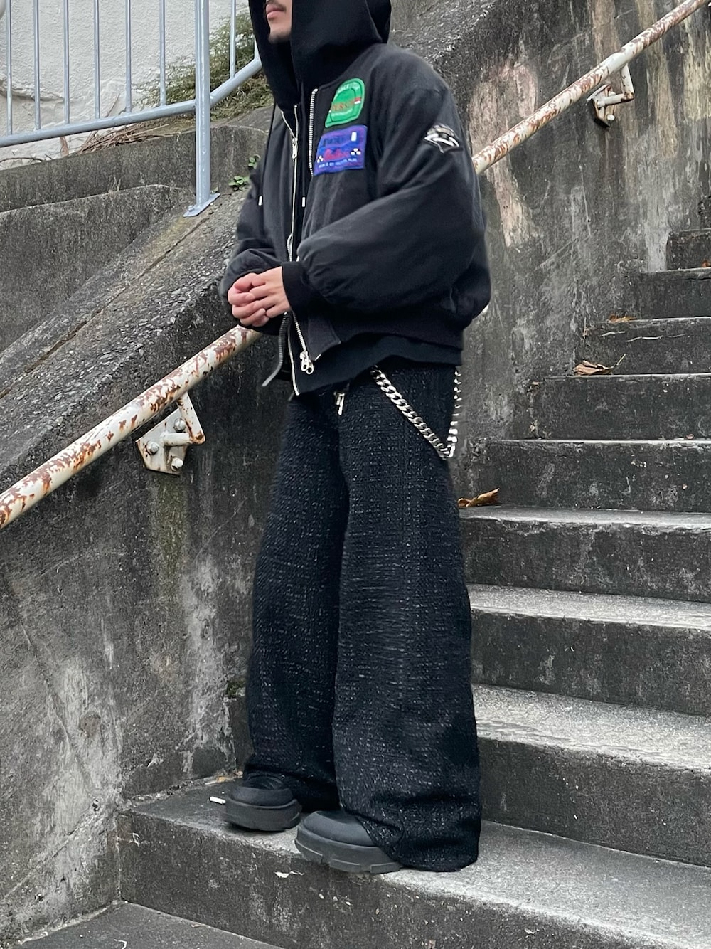 「SHIKITARIのアイテム（パンツ、ブラック系）」を使った、qsssy さん（メンズ・160cm）の冬コーディネートの1枚目の写真