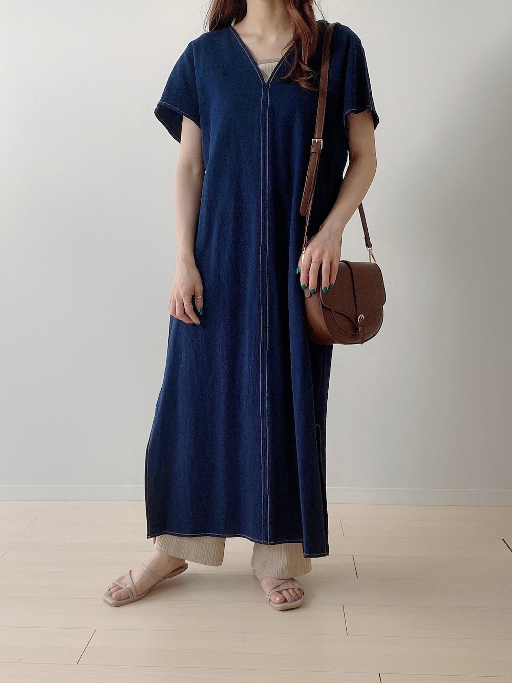 ブラウン系のショルダーバッグ、ブルー系のワンピース、ブラウン系のその他パンツを着用したレディースの夏コーディネートの1枚目の写真