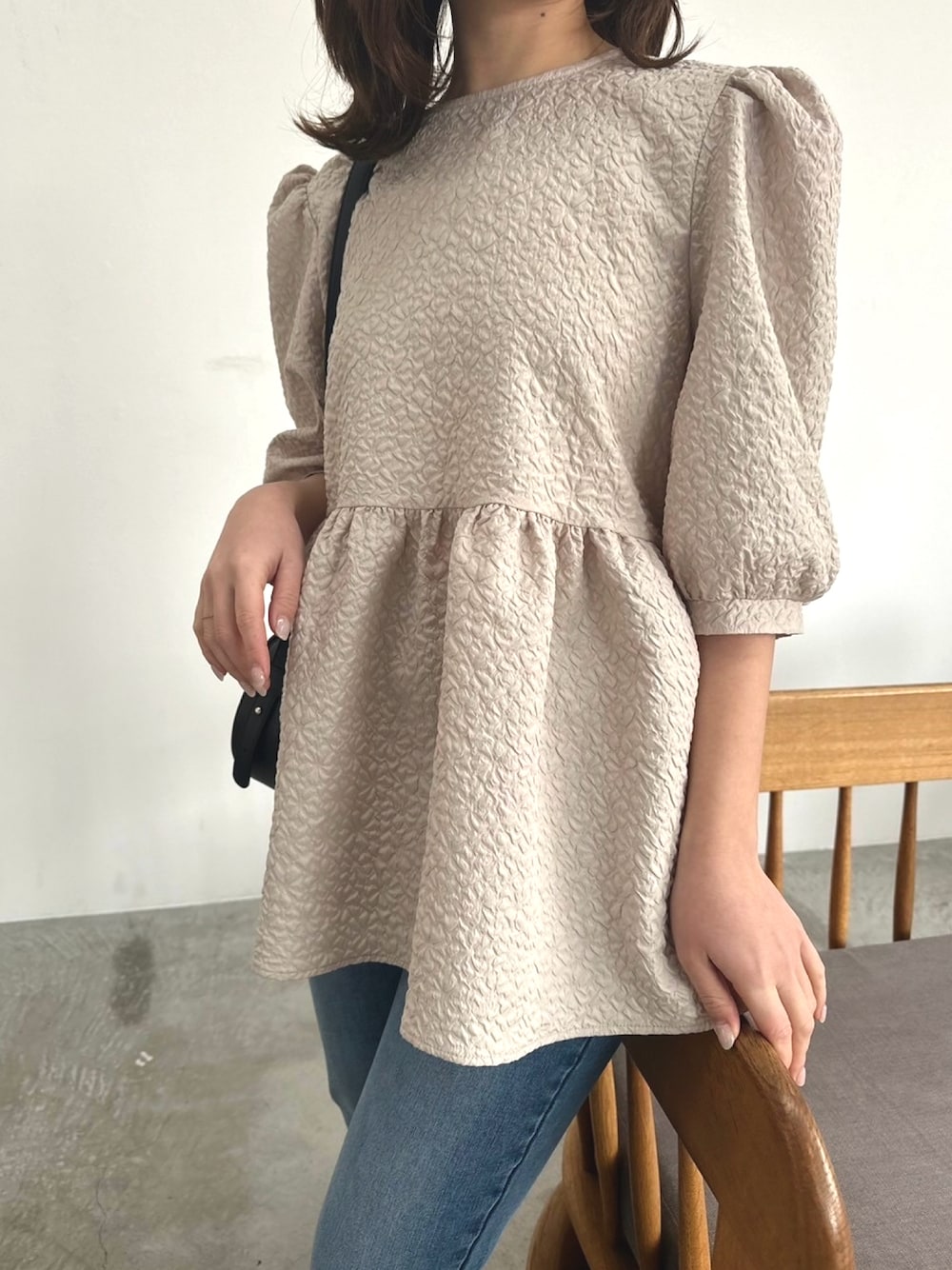 ブルー系のデニムパンツ、ベージュ系のシャツ/ブラウスを着用したレディースの春コーディネートの1枚目の写真