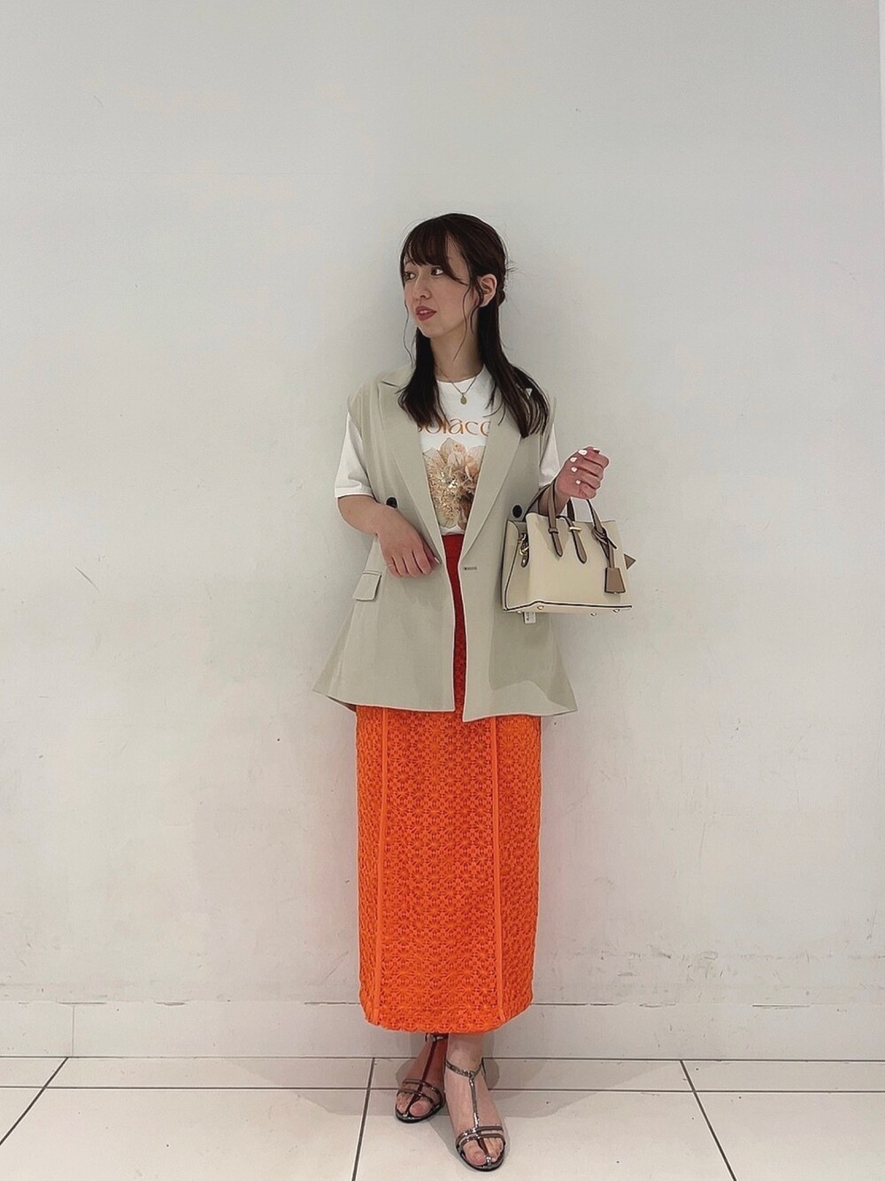「春夏コーデ、ラクチンコーデ、きれいめカジュアル、着回しコーデ、低身長コーデ」｜「SENSE OF PLACE by URBAN RESEARCHの『一部WEB限定カラー』『UR TECH DRYLUXE』リネンライクバックデザインジレ（ベスト、ベージュ系）」を使った、Maiさん（レディース・156cm）の春コーディネートの1枚目の写真