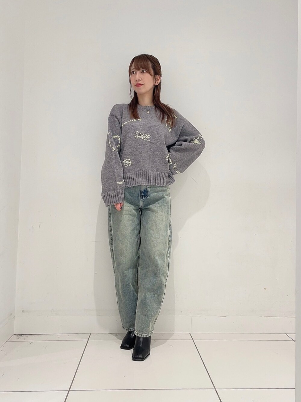 「ニット、冬コーデ、シンプルスタイル、秋冬、大人かわいい、低身長コーデ、ブーツスタイル、ママコーデ」｜「SENSE OF PLACE by URBAN RESEARCHの『柴田ひかりさん着用』シシュウデザインセーター（ニット/セーター、グレー系）」を使った、Maiさん（レディース・156cm）の秋コーディネートの1枚目の写真