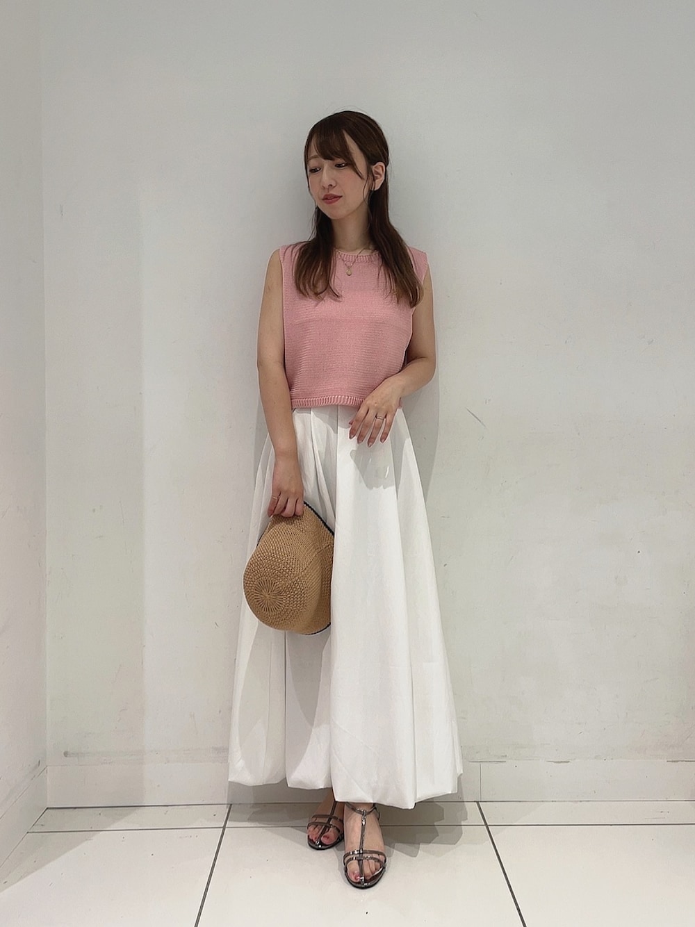 「プチプラ、フェスコーデ、夏コーデ、サンダル、オトナ女子、シンプル、着回しコーデ、大人コーデ、レディースファッション、ラフコーデ、ピンク、スカートコーデ、バルーンスカート」｜「SENSE OF PLACE by URBAN RESEARCHのリネンタッチクロップドセーター（ニット/セーター、ピンク系）」を使った、Maiさん（レディース・156cm）の夏コーディネートの1枚目の写真