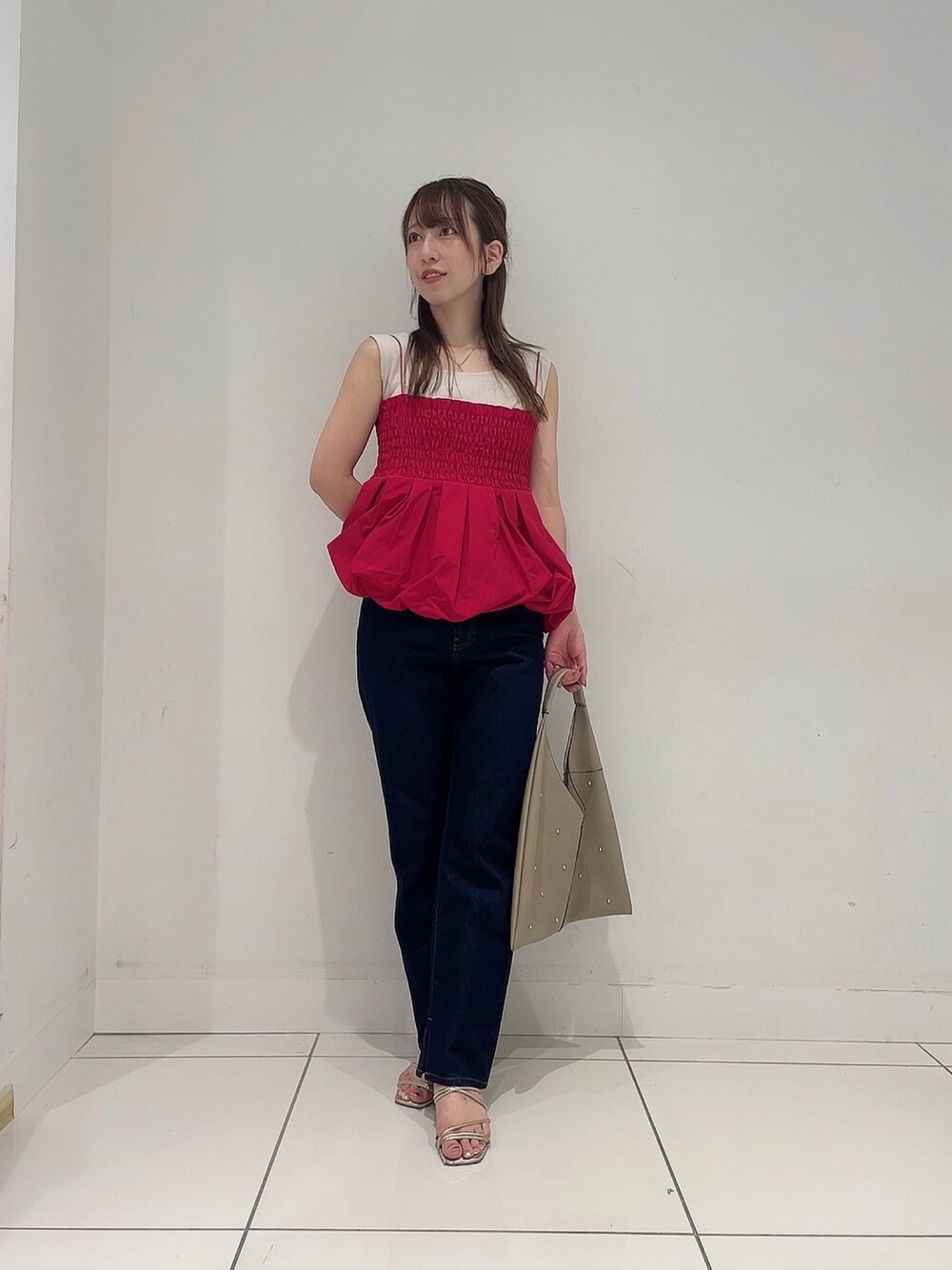 「秋服準備はじめました、お出かけコーデ、デートコーデ、休日スタイル、秋コーデ、大人カジュアル、今日のコーデ、おしゃれさんと繋がりたい、デニムコーデ」｜「SENSE OF PLACE by URBAN RESEARCHのシャーリングバルーンビスチェ（ベスト、レッド系）」を使った、Maiさん（レディース・156cm）の秋コーディネートの1枚目の写真