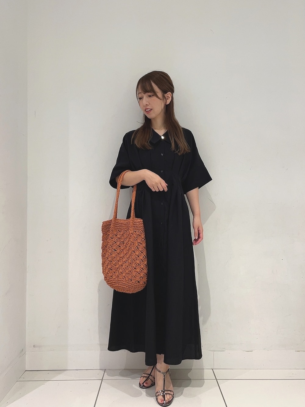 「夏コーデ、サンダル、ワンピース、ラフコーデ、きれいめコーディネート、ママコーデ」｜「SENSE OF PLACE by URBAN RESEARCHのウエストタックシャツワンピース（ワンピース、ブラック系）」を使った、Maiさん（レディース・156cm）の夏コーディネートの1枚目の写真