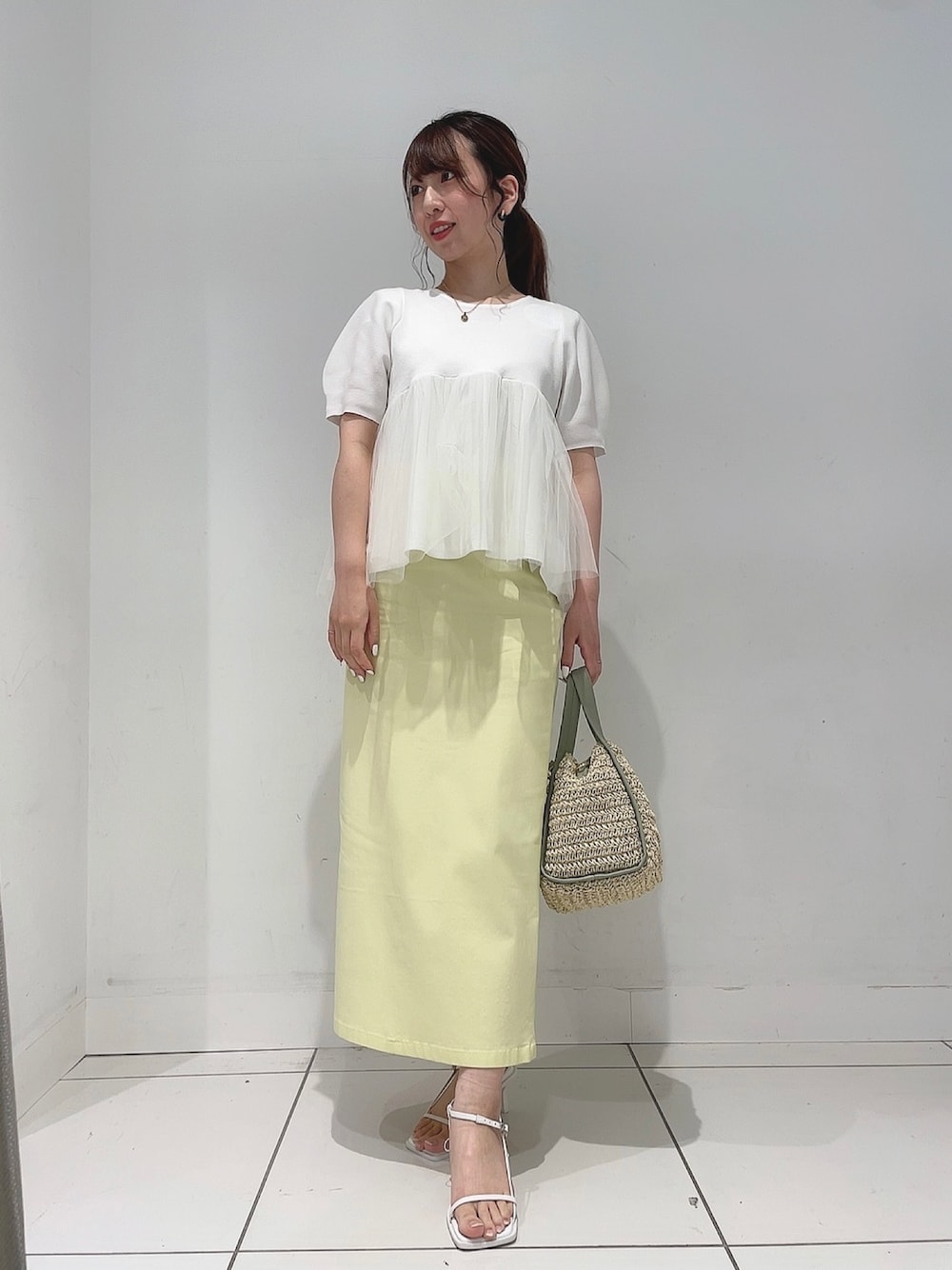 「春服コーデ」｜「SENSE OF PLACE by URBAN RESEARCHのチュールドッキングペプラムセーター（Tシャツ/カットソー、ホワイト系）」を使った、Maiさん（レディース・156cm）の春コーディネートの1枚目の写真