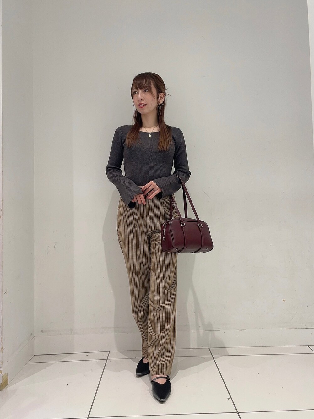 「ブラウン、秋服準備はじめました、デートコーデ、チェック、パンツスタイル、ニット、秋、秋コーデ」｜「SENSE OF PLACE by URBAN RESEARCHの『TALLサイズ/WEB限定』センタープレスストレートパンツ（スラックス、ブラウン系）」を使った、Maiさん（レディース・156cm）の秋コーディネートの1枚目の写真