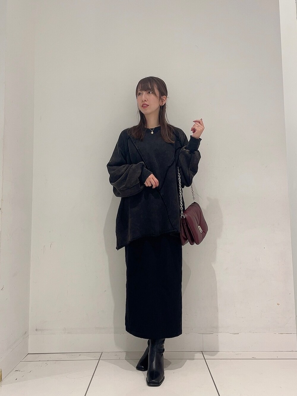 「秋コーデ、お出かけコーデ、楽チンコーデ、大人女子、シンプル、プチプラコーデ、ワントーンコーデ、きれいめカジュアル、ブラックコーデ、低身長女子、ママコーデ」｜「SENSE OF PLACE by URBAN RESEARCHのヴィンテージルーズスウェット（スウェット、ブラック系）」を使った、Maiさん（レディース・156cm）の秋コーディネートの1枚目の写真
