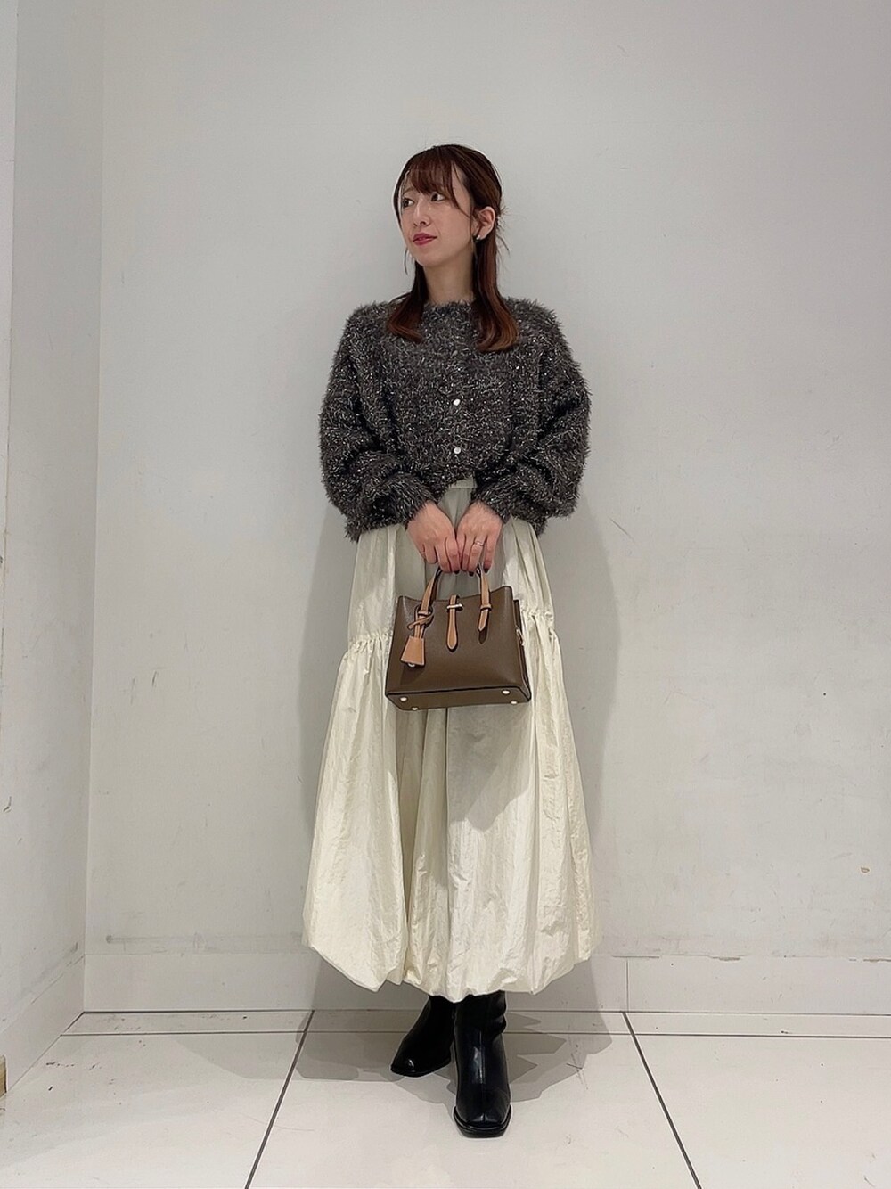 「おしゃ見えテクニック、ニット、日常に魔法を、モノトーン、ブーツ、冬服、プチプラコーデ、シンプル、ママコーデ、きれいめコーディネート」｜「SENSE OF PLACE by URBAN RESEARCHのバルーンティアードスカート（スカート、ホワイト系）」を使った、Maiさん（レディース・156cm）の秋コーディネートの1枚目の写真