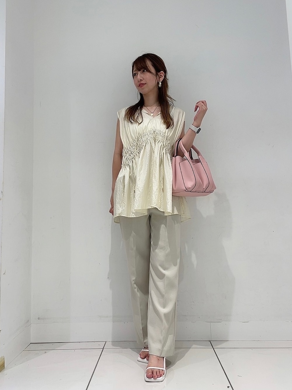 「ノースリーブ、夏コーデ、キレイめカジュアル、休日スタイル、ラクチンコーデ、パンツスタイル、デートコーデ」｜「SENSE OF PLACE by URBAN RESEARCHの『5サイズ展開』『UR TECH DRYLUXE』リネンライクワイドパンツ（その他パンツ、ベージュ系）」を使った、Maiさん（レディース・156cm）の夏コーディネートの1枚目の写真