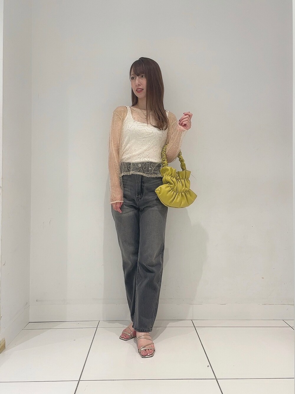 「秋服準備はじめました、デートコーデ、キレイめコーデ、おでかけコーデ、着回しコーデ、カジュアルコーデ、デニム、シアー、スパンコール」｜「SENSE OF PLACE by URBAN RESEARCHのスパンコールチュールトップ（その他トップス、ゴールド系）」を使った、Maiさん（レディース・156cm）の秋コーディネートの1枚目の写真