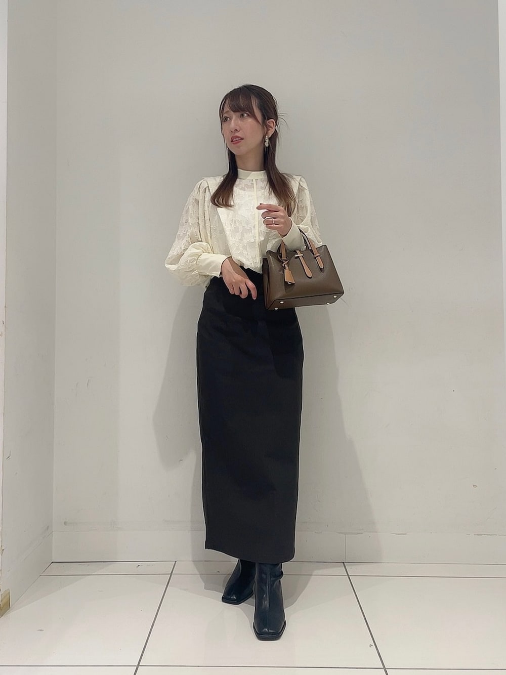 「今日のメイク、秋っぽコーデ更新中、休日スタイル、秋コーデ、おでかけコーデ、ママファッション、オトナ女子、ホワイト」｜「SENSE OF PLACE by URBAN RESEARCHの『一部WEB限定カラー』『TALLサイズ/WEB限定』ストレッチサスツキハイウエストスカート（スカート、ブラック系）」を使った、Maiさん（レディース・156cm）の秋コーディネートの1枚目の写真