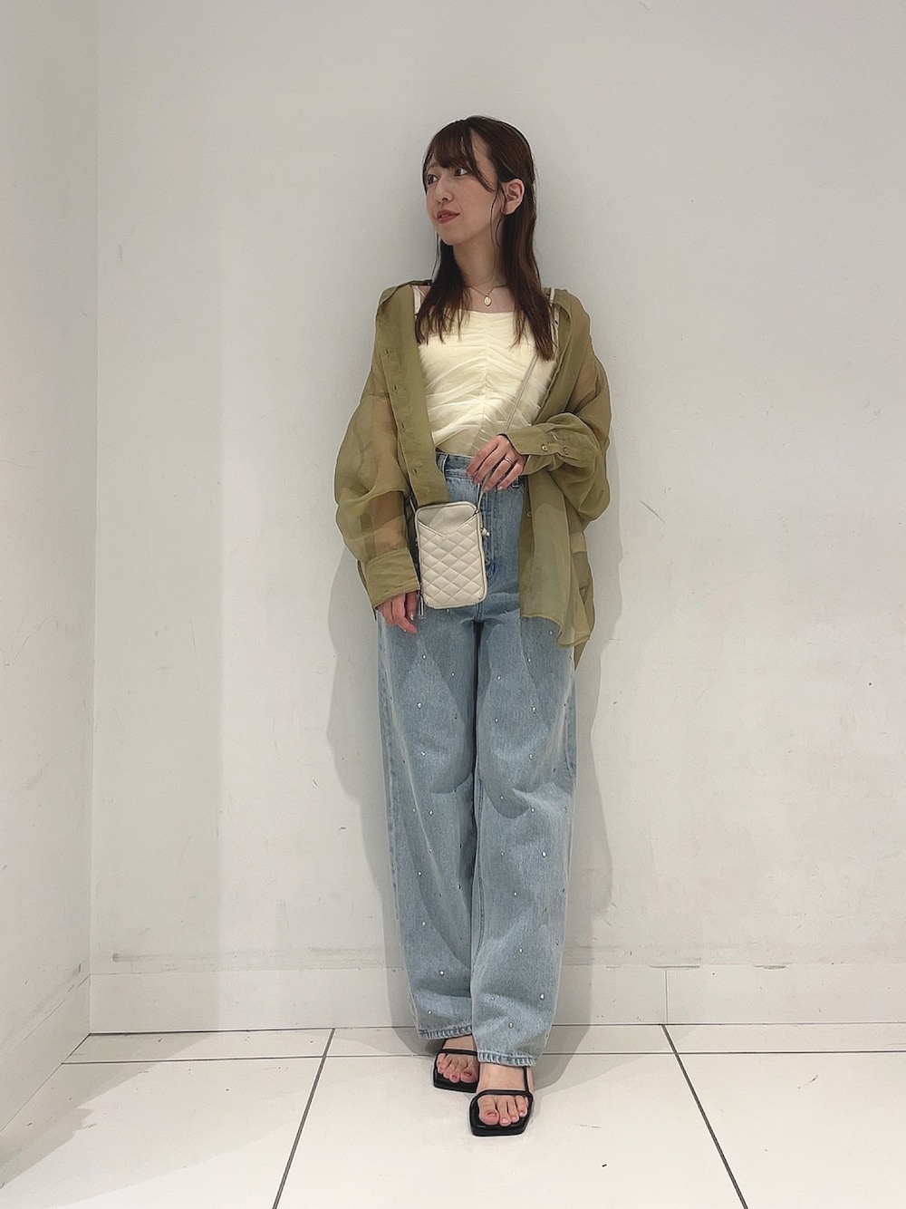 「きれいめカジュアル、フェスコーデ、サングラス、シアートップス、パンツコーデ、ラクチンコーデ、ブラウス、レディースファッション、お洒落さんとつながりたい」｜「SENSE OF PLACE by URBAN RESEARCHのラインストーンワイドデニム（デニムパンツ、ブルー系）」を使った、Maiさん（レディース・156cm）の夏コーディネートの1枚目の写真