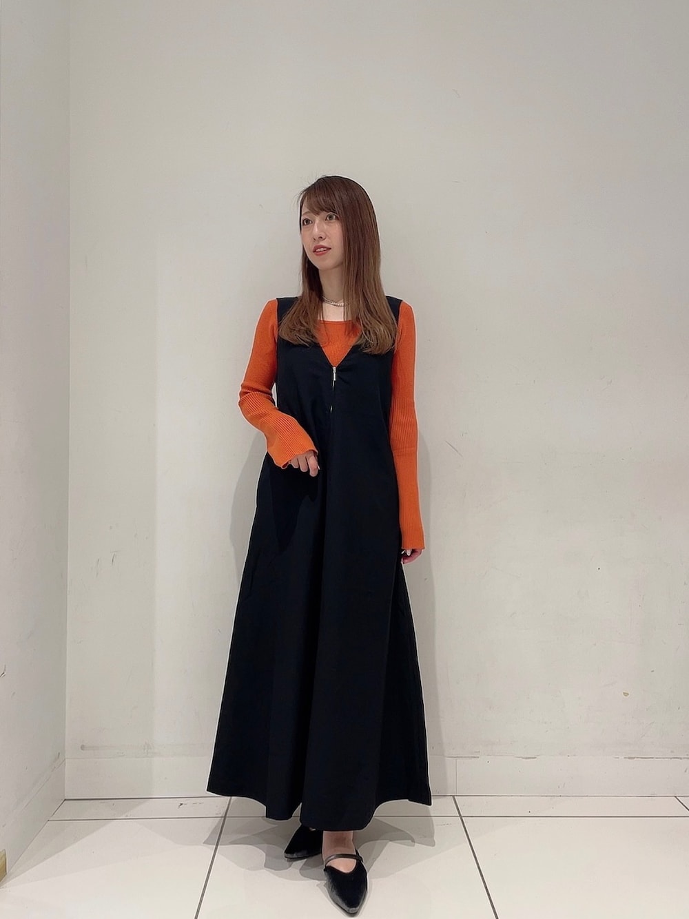 「秋コーデ、休日スタイル、ロングスカート、シンプルスタイル、ゆるコーデ、ラクチンコーデ、ワンピース、ママコーデ」｜「SENSE OF PLACE by URBAN RESEARCHの2WAYジャンパースカート（ワンピース、ブラック系）」を使った、Maiさん（レディース・156cm）の秋コーディネートの1枚目の写真