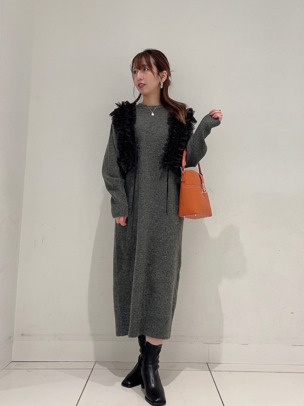 「最近のいい感じコーデ、ベスト、冬コーデ、お出かけコーデ、ラクチンコーデ、ワンピース、ママコーデ」｜「SENSE OF PLACE by URBAN RESEARCHのチュールベストレイヤードニットワンピース（ワンピース、グレー系）」を使った、Maiさん（レディース・156cm）の秋コーディネートの1枚目の写真