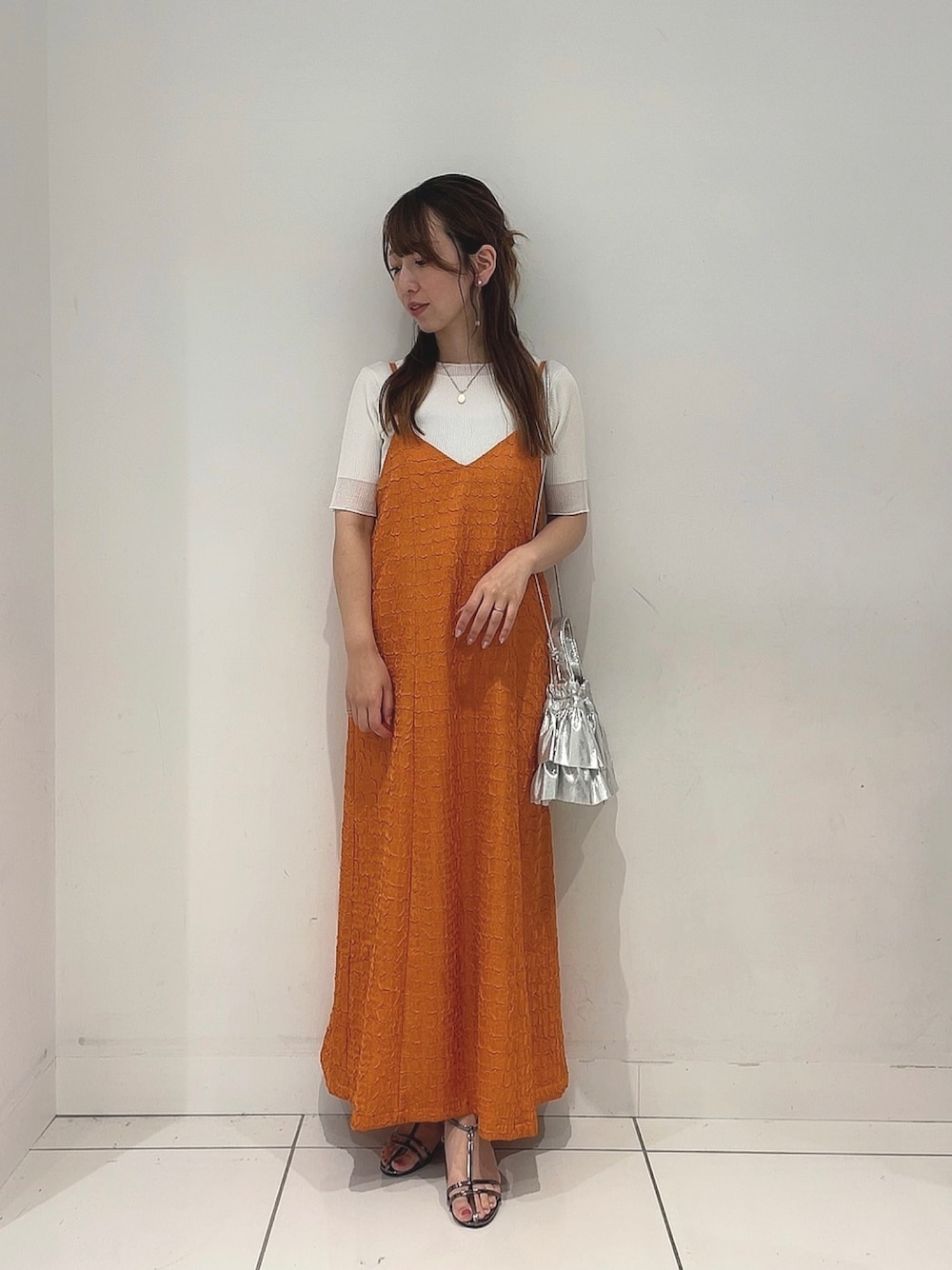「プチプラ、ワンピース、ラクチンコーデ、サンダルコーデ、夏服、ママファッション、ゆるコーデ」｜「SENSE OF PLACE by URBAN RESEARCHのジャガードバックオープンキャミワンピース（ワンピース、オレンジ系）」を使った、Maiさん（レディース・156cm）の夏コーディネートの1枚目の写真